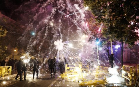 En las recientes protestas en Francia, los manifestantes utilizaron fuegos artificiales en sus enfrentamientos con la policía.