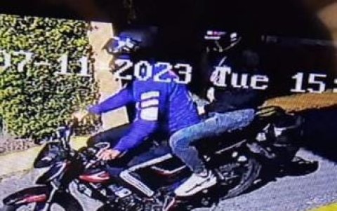 En moto. Los sospechosos ingresaron detrás, al parecer sin que el guardia lo notara
