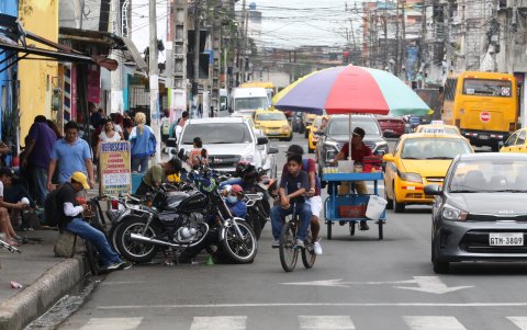 Las aceras y veredas han sido invadidas y los peatones deben lanzarse a las calles para caminar.