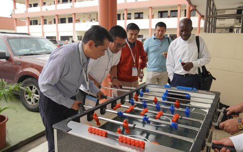 Un grupo de sacerdotes se distraen en tiempos de relax con actividades varias durante el encuentro.