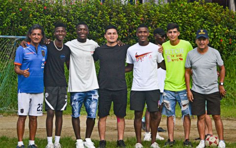 Moisés Caicedo junto a sus amigos de la infancia.