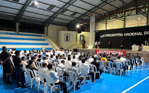 El grupo de los 146 seminaristas en una de sus reuniones formales.