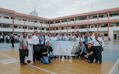 Una de las delegaciones de sacerdotes, posan en uno de los espacios de  colegio Domingo Comín.