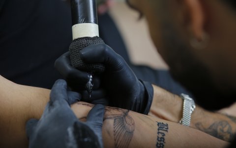 El tatuador mexicano Jorge Alberto Morquecho, elabora un tatuaje el 8 de julio de 2023, en la ciudad de Guadalajara, en Jalisco (México).