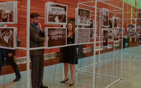 Se expuso la muestra fotográfica 'Memoria activa', con imágenes del periodo de la última dictadura cívico-militar argentina y el retorno a la democracia.