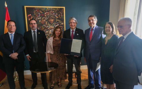 Guillermo Lasso otorgó la nacionalidad ecuatoriana al escritor nicaragüense Sergio Ramírez Mercado