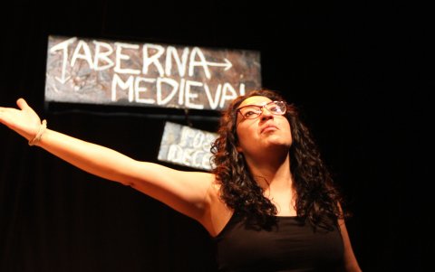 La obra está salpicada de humor ingenioso e inteligente, y mezcla fragmentos en español antiguo con usos idiomáticos actuales.