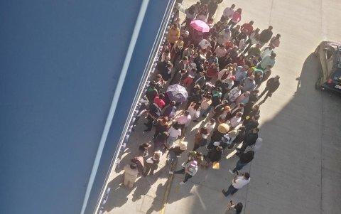 Un grupo nutrido de personas se agolparon el 12 de julio en los exteriores del CPCCS.