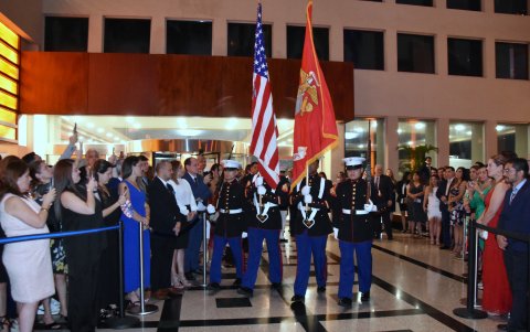 En Guayaquil, marines de Estados Unidos rinden honores a la bandera.