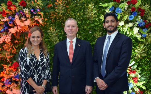 Rebecca Eljuri de Kronfle, el anfitrión y Jorge Kronfle.