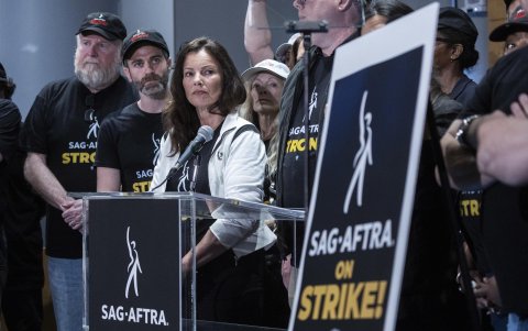 La presidenta de SAG-AFTRA, Fran Drescher (c), asiste a una conferencia de prensa, en Los Ángeles, California (EE.UU.), este 13 de julio de 2023.