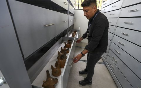 Vasijas de cerámica y objetos decorativos tallados en piedra son algunos de las más de 5.000 piezas rescatadas de un cementerio prehispánico de 2.000 años de antigüedad descubierto en Quito.