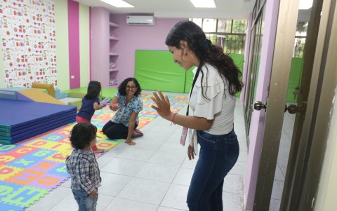 Los niños que llegan a la guardería son recibidos por la directora, Maritza Vallejo, quien vigila de cerca el desarrollo de todas las áreas.