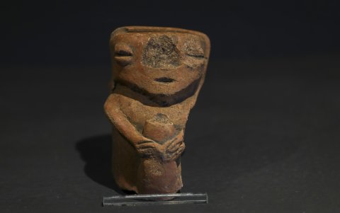 Una de las piezas descubiertas en el cementerio recientemente descubierto en el área de Llano Chico, en la parte norte de Quito.