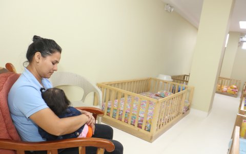 La guardería de la Universidad de Guayaquil cuenta con un área de cunero donde los niños pueden tomar una siesta.