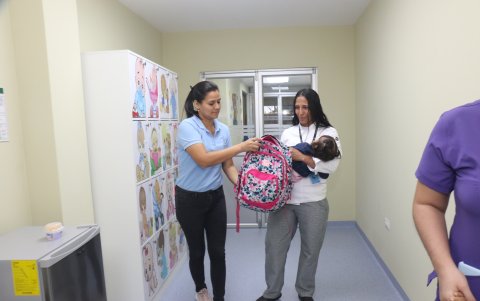 Los profesionales reciben a los niños en la guardería para brindarles los cuidados requeridos.