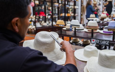 Este producto tiene una historia muy antigua, ya que los sombreros de paja toquilla se comenzaron a fabricar hace cientos de años.