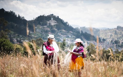 Cotidianidad. Indígenas de la Sierra usan el sombrero de forma habitual.