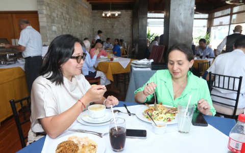 Deleite.- Al mediodía, el restaurante se llena de clientes que degustan los platos elaborados con mariscos.