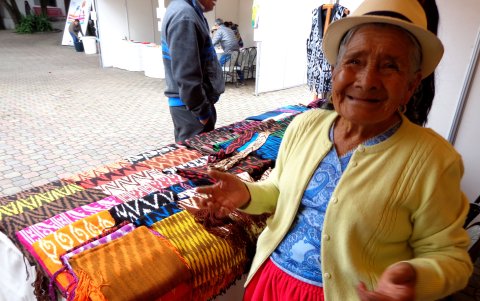 Emblema. El paño de la chola cuencana aparece como uno de los elementos  esenciales del escudo de la ciudad de Cuenca.