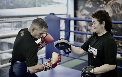 Beatriz Morán es la madre y mánager del deportista tricolor.