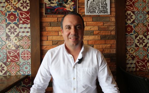 El candidato por la alianza Actuemos es oriundo de Portoviejo. Abogado graduado en la Pontificia Universidad Católica del Ecuador en 2002.