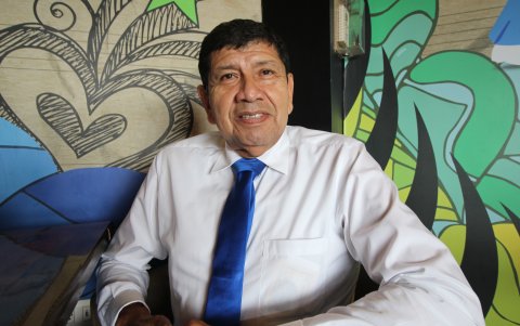 El candidato por la Izquierda Democrática es oriundo de Guayaquil. Tecnólogo en Administración Aduanera.