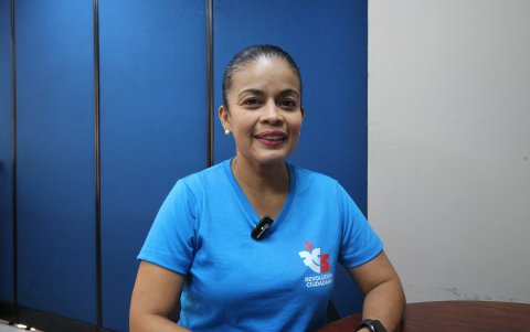 La candidata por la Revolución Ciudadana es oriunda de Guayaquil. Magíster en Gestión de Proyectos por la Espol.