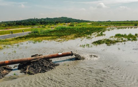 Los sedimentos dragados del río están siendo depositados en el sector de El Tejar.