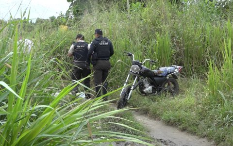 La Policía en la plantación donde fue hallado el cuerpo de una persona no identificada.
