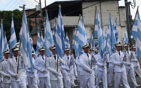 Las  banderas de Guayaquil flamearon en las manos de los estudiantes, quienes con gallardía desfilaron por el suburbio de Guayaquil.