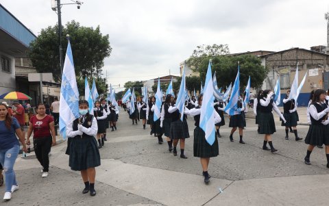 El civismo de los estudiantes de diferentes planteles educativos de la ciudad se puso de manifiesto durante la caminata.