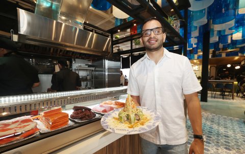 Fusión asiático. Alexander Falcones, dueño de Ikura, tiene tres locales, el último lo abrió en Portela, en el Mall de Sol.