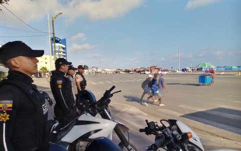 Pese a la presencia de los policías, muy pocos turistas se observan en la playa.