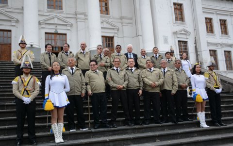 Recuerdo. Los 26 profesionales posaron en los exteriores de su colegio para la foto del recuerdo.