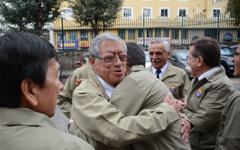 Las felicitaciones. De perfil, Rafael López; de frente, Raúl Egas, Patricio Cañizares y finalmente, Edwin Tufiño durante el acto que revivieron tras 50 años de dejar las aulas.