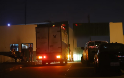 Los exteriores del colegio durante la noche del sábado 15 de julio.