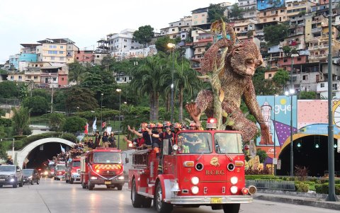 En 2024, los carros de los bomberos recorrieron las calles del norte de la ciudad. .