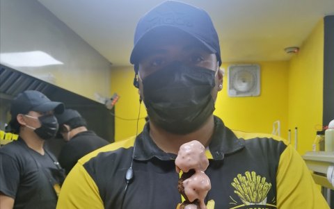 Empapate.- Un neptuno con pollo, carne y camarón