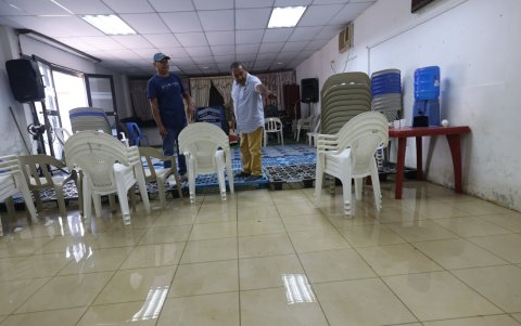 Tras las últimas lluvias, el templo Morada de Renuevo sigue inundado, a pesar de los intentos de los devotos por subir el piso.