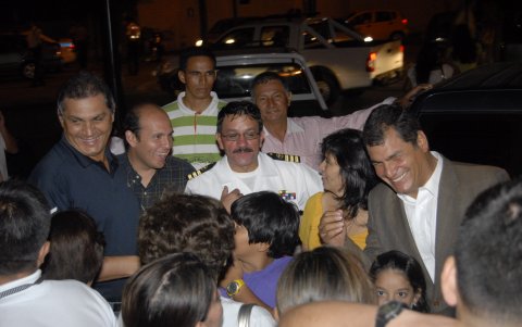 El expresidente Correa (d) intentó defender los vínculos de su hermano (i) con el Estado.