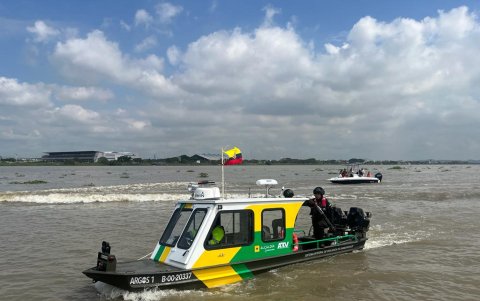 Se realizó el primer recorrido de la nueva lancha, acompañado de sus guardias armados.