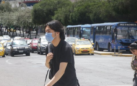 Protección. Existen personas que conservan la costumbre de usar mascarilla, para evitar infecciones respiratorias por la mala calidad del aire.