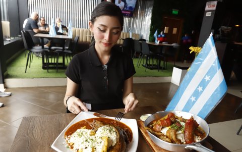 Sitio. En Moro Grill se ha engalanado con los colores celeste y blanco.