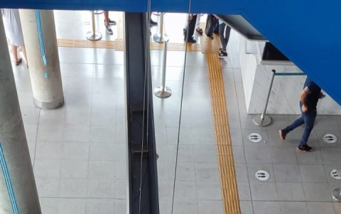 2. Taquilla. Antes de subir a la aerovía se puede observar a uno o dos guardias de seguridad en los bajos de la edificación, pero muchos de ellos conversan o se mantienen atentos a sus celulares.