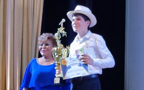 Ganador. Alberto Acosta, representante del colegio Menor, ganó el primer lugar como solista. A su lado, la cantante Hilda Murillo.