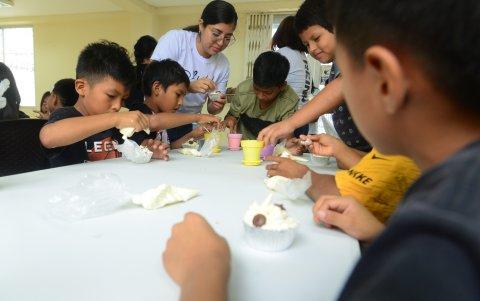 Juegos. Los niños se divierten mientras aprenden enseñanzas bíblicas cristianas.