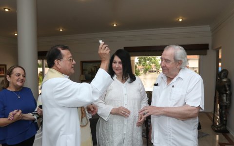 La ceremonia fue oficiada por el padre Raniero Marincioni, párroco de la iglesia Santa Teresita de Entre Ríos (Samborondón).
