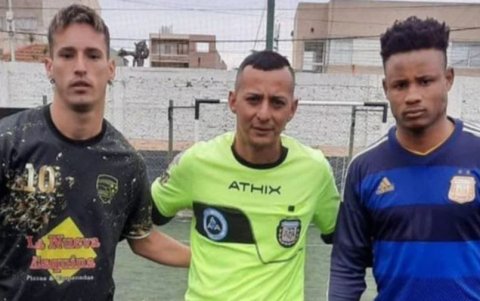 William Tapón junto al arbitro del torneo y el capitán del equipo adversario, momentos antes del ataque violento.