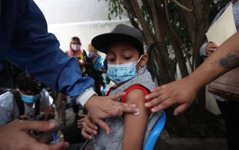 Fotografía de archivo de un niño mientras es vacuando contra la Covid-19 en Ciudad de México (México).